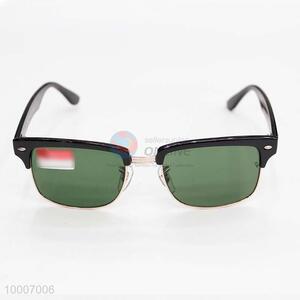 Light comfortable <em>Sunglasses</em> with green mirror lense