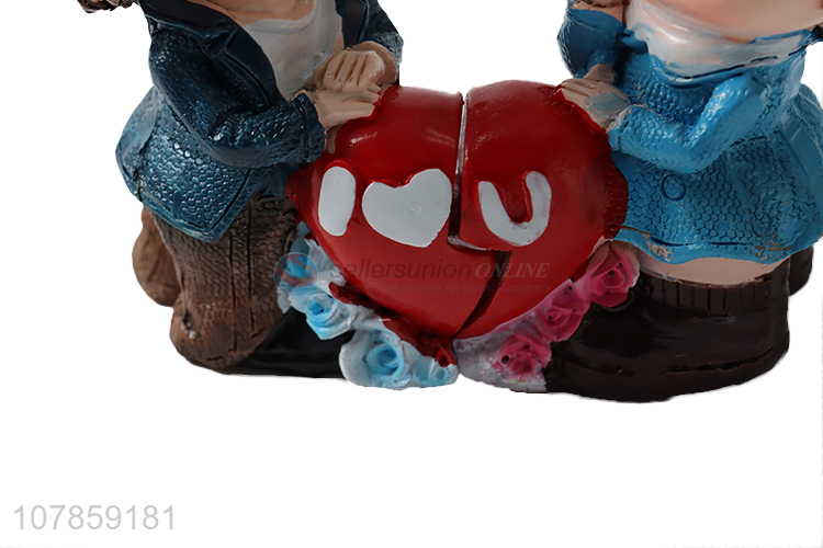 Promotional items resin couple doll for desktop decoration