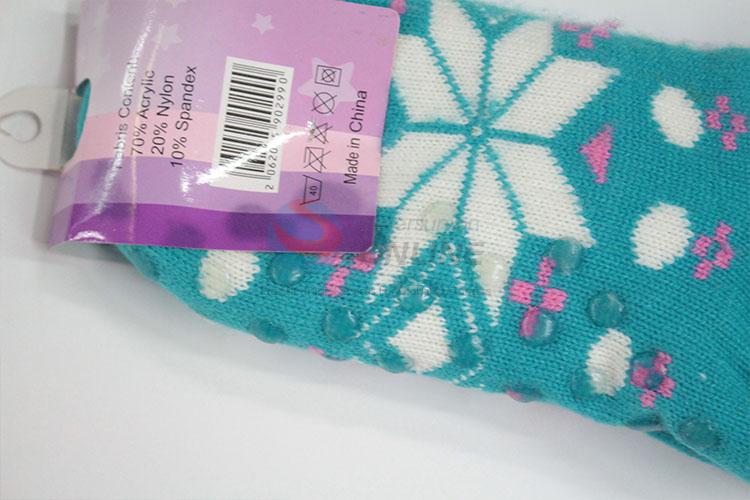 Lovely Design women knitting stockings