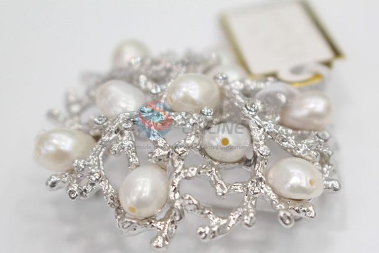 Cute design pearl brooch