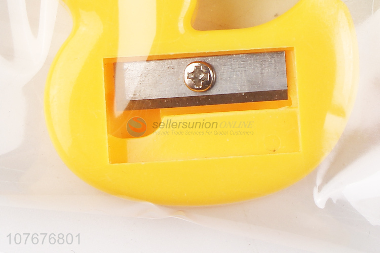 Low price kids stationery duck shape plastic pencil sharpener
