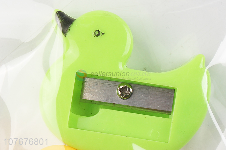 Low price kids stationery duck shape plastic pencil sharpener