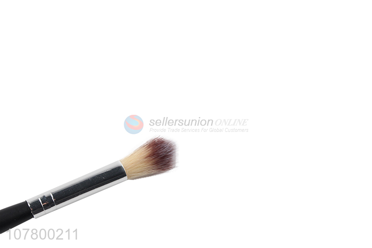 High quality cheap cosmetic highlighter brush with wooden handle