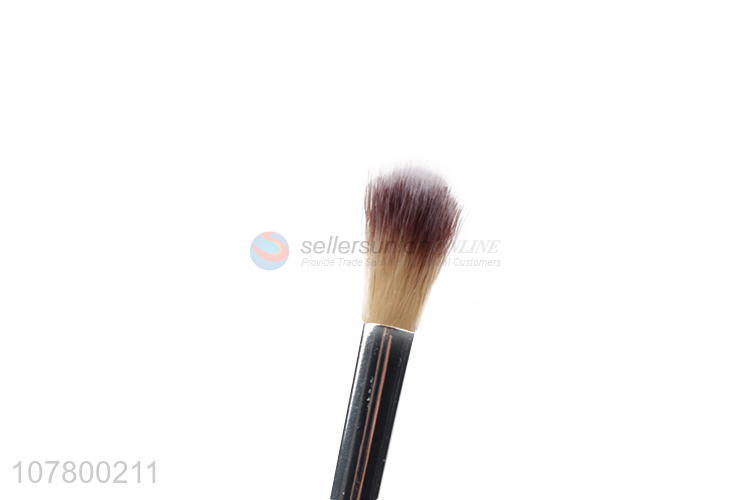 High quality cheap cosmetic highlighter brush with wooden handle