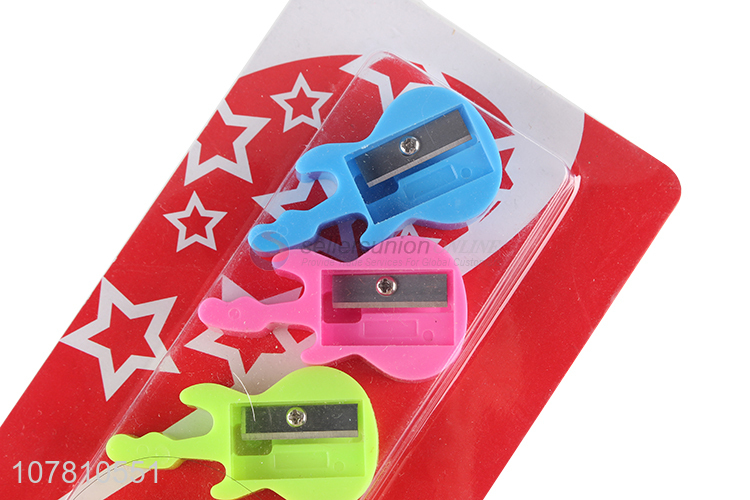 Factory wholesale creative guitar shape plastic pencil sharpener