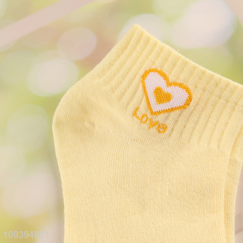 Hot selling fashion embroidered women's crew socks