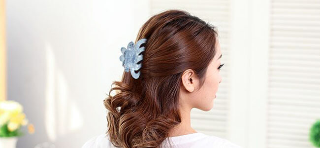 Make A Beautiful Hairstyle With A Claw Clip